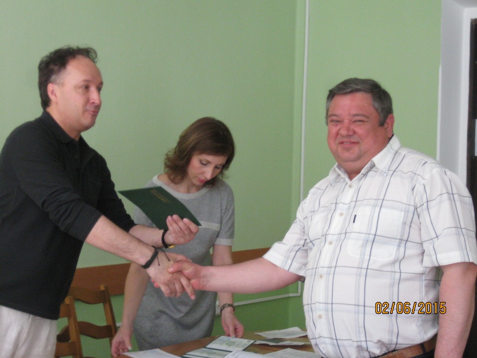 Заведующий кафедрой А.З.Коробкин вручает диплом_ июнь 2015  